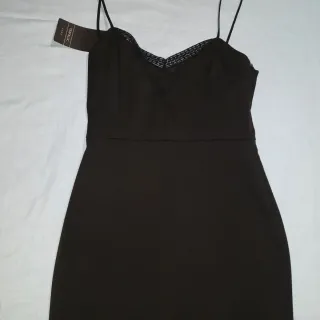 Vestido lencero negro Zara con etiqueta