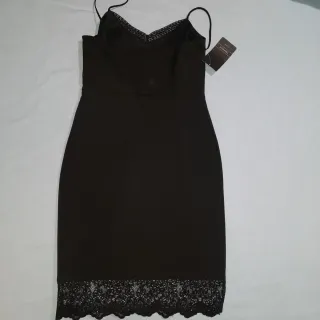 Vestido lencero negro Zara con etiqueta