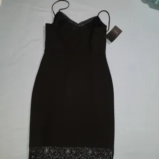 Vestido lencero negro Zara con etiqueta