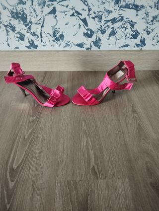 Zapatos de tacón rosa con volantes