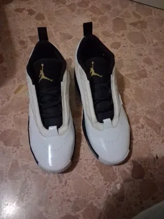Zapatos Jordan Blancos y Dorados