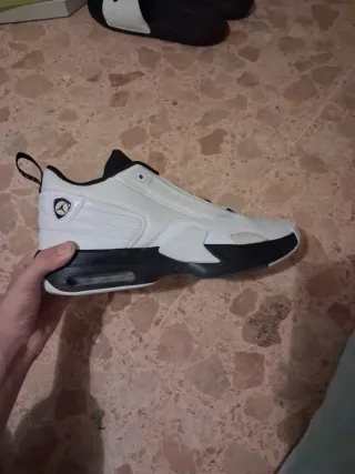 Zapatos Jordan Blancos y Dorados