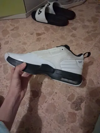 Zapatos Jordan Blancos y Dorados