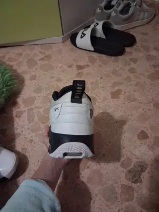 Zapatos Jordan Blancos y Dorados