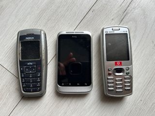 3 cellulari difettosi per ricambi