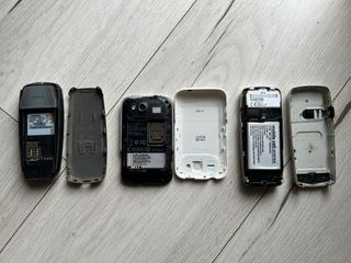 3 cellulari difettosi per ricambi