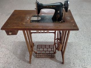 Máquina de coser antigua Alfa