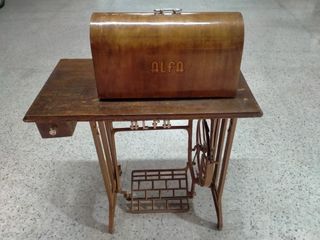 Máquina de coser antigua Alfa