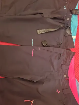 Pantalones Trangoworld negros y rosas