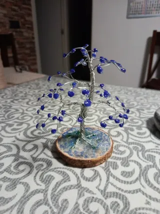Árbol de la suerte con piedras azules
