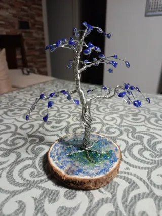 Árbol de la suerte con piedras azules