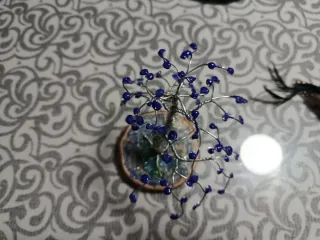 Árbol de la suerte con piedras azules