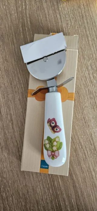 Tagliapizza THUN in porcellana e metallo