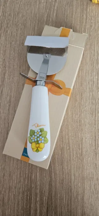 Tagliapizza THUN in porcellana e metallo