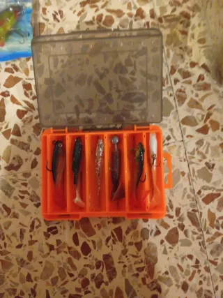 2 cañas de spinning + 14 señuelos