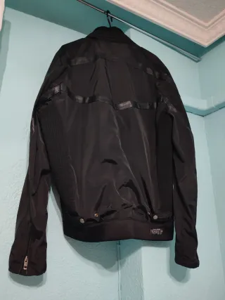 Chaqueta negra con cremallera