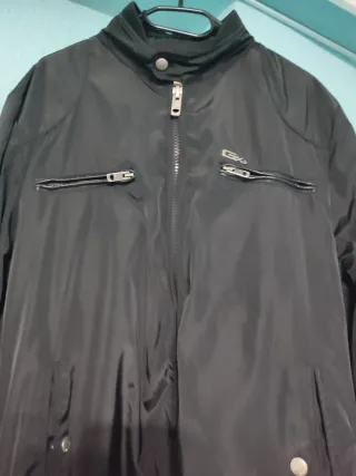 Chaqueta negra con cremallera