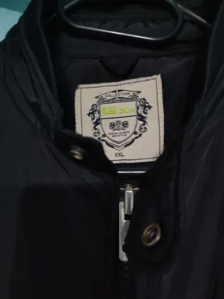 Chaqueta negra con cremallera