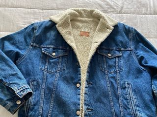 Chaqueta Levi's vaquera con borrego etiqueta roja.