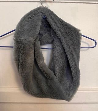 Bufanda infinita gris suave invierno