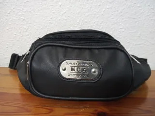 Riñonera efecto piel M.C.A. International Negra