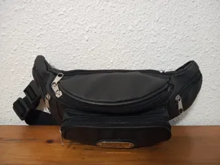 Riñonera efecto piel M.C.A. International Negra