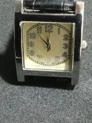 Reloj clásico plateado con correa negra nueva