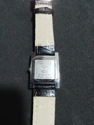 Reloj clásico plateado con correa negra nueva