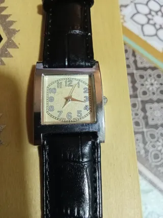 Reloj clásico plateado con correa negra nueva