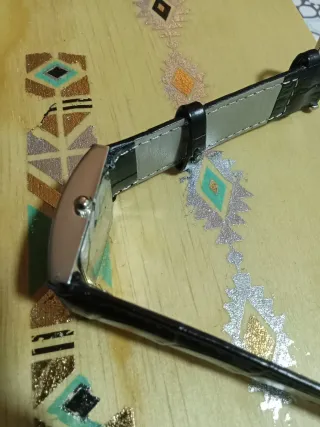 Reloj clásico plateado con correa negra nueva