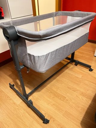 Minicuna gris con colchón y ruedas