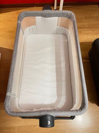 Minicuna gris con colchón y ruedas