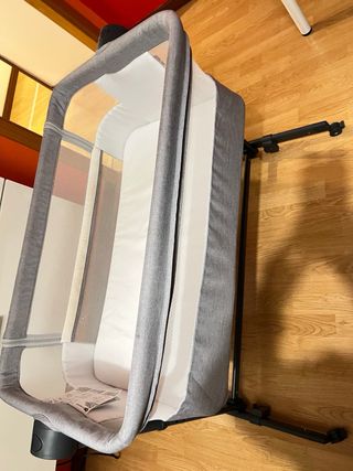 Minicuna gris con colchón y ruedas
