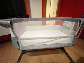 Minicuna gris con colchón y ruedas