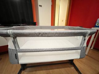 Minicuna gris con colchón y ruedas