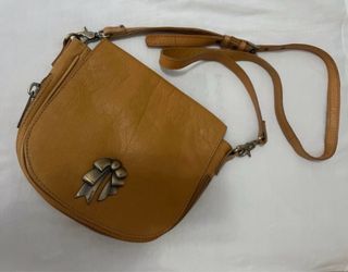 Bolso de piel marrón con lazo