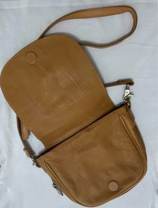 Bolso de piel marrón con lazo
