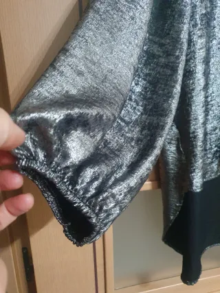 Blusa plateada y negra