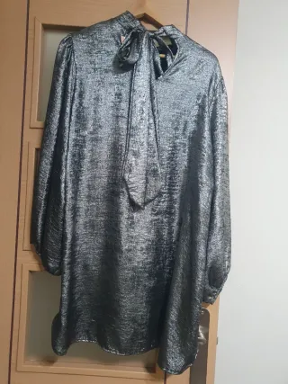 Blusa plateada y negra