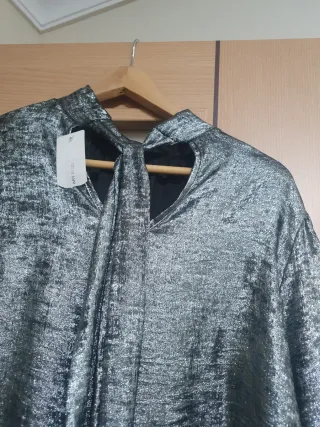 Blusa plateada y negra