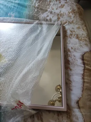 Specchio con cornice rosa e dorata