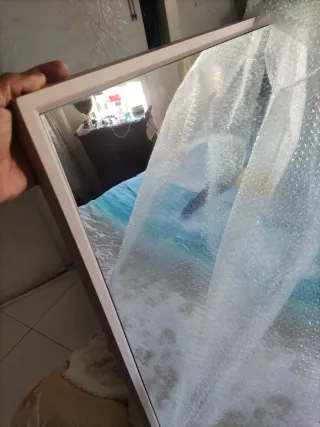 Specchio con cornice rosa e dorata