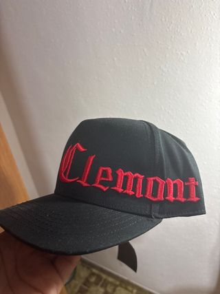 Gorra Clemont Negra con Bordado Rojo