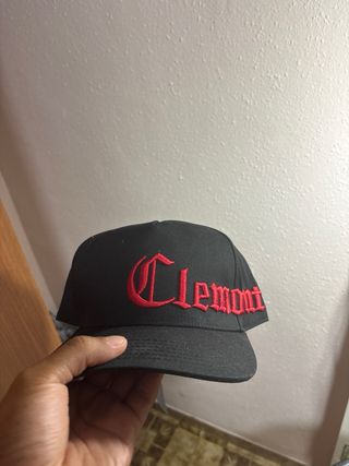 Gorra Clemont Negra con Bordado Rojo