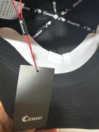 Gorra Clemont Negra con Bordado Rojo