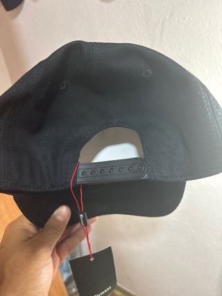 Gorra Clemont Negra con Bordado Rojo