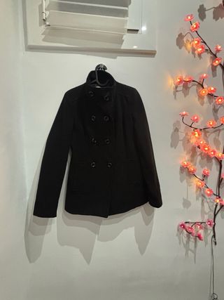 Abrigo negro doble botonadura