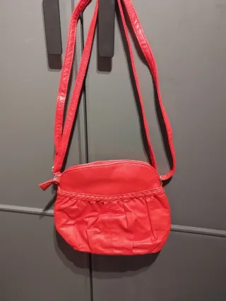 Bolso de hombro rojo