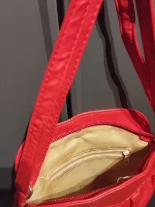 Bolso de hombro rojo