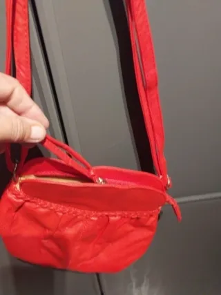 Bolso de hombro rojo